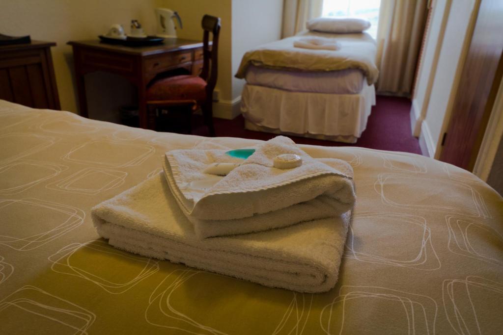 הלסטון The Angel Hotel מראה חיצוני תמונה